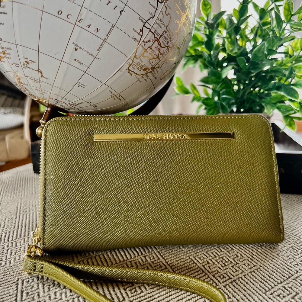 Steve Madden Olive Green Wristlet Wallet NWOT